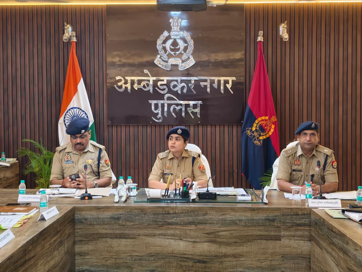 अंबेडकरनगर पुलिस लाइन में आयोजित अपराध समीक्षा बैठक में अधिकारियों को संबोधित करतीं एसपी प्राची सिंह।