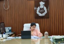 अम्बेडकरनगर पुलिस कार्यालय में जनसुनवाई के दौरान लोगों की शिकायतें सुनतीं एसपी प्राची सिंह।