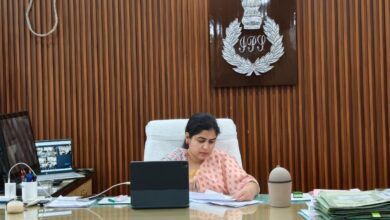 अम्बेडकरनगर पुलिस कार्यालय में जनसुनवाई के दौरान लोगों की शिकायतें सुनतीं एसपी प्राची सिंह।
