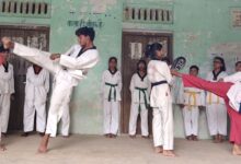बुद्धा वॉरियर्स एकेडमी में आयोजित ताइक्वांडो बेल्ट टेस्ट के दौरान तकनीकी प्रदर्शन करते खिलाड़ी।