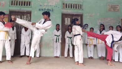 बुद्धा वॉरियर्स एकेडमी में आयोजित ताइक्वांडो बेल्ट टेस्ट के दौरान तकनीकी प्रदर्शन करते खिलाड़ी।