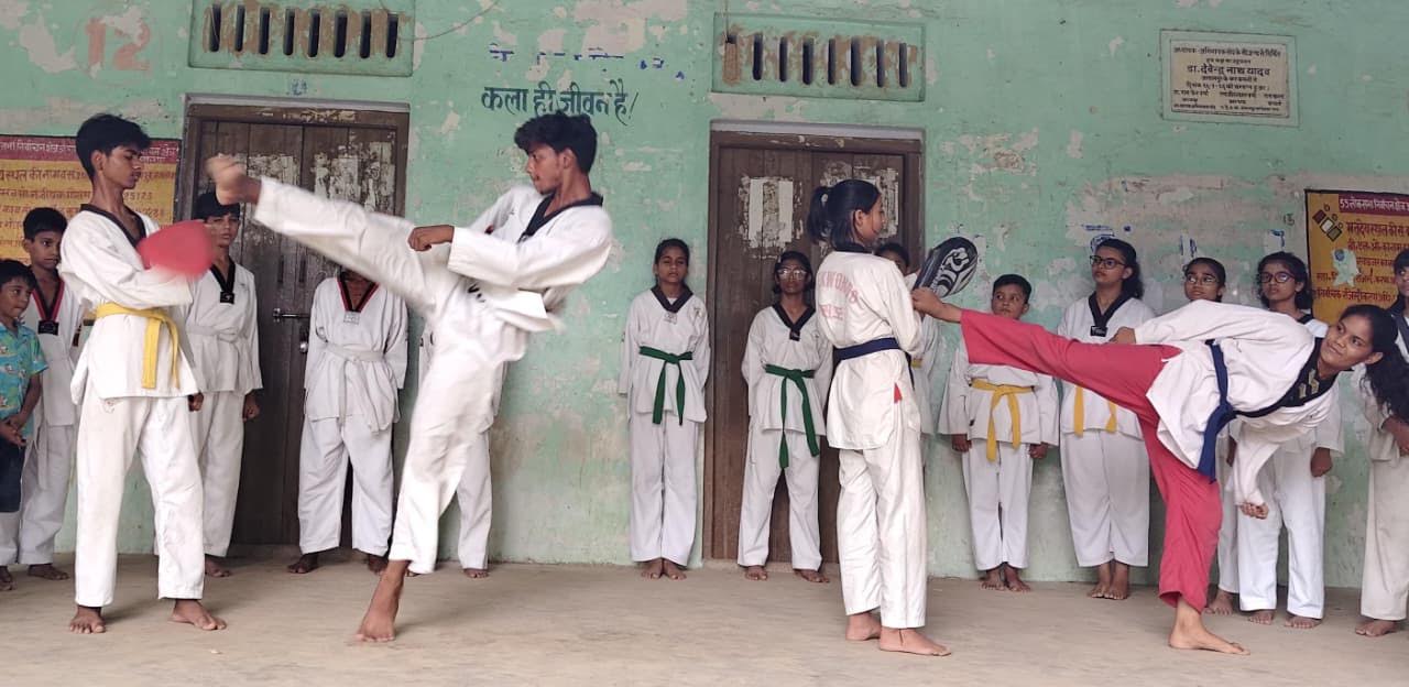 बुद्धा वॉरियर्स एकेडमी में आयोजित ताइक्वांडो बेल्ट टेस्ट के दौरान तकनीकी प्रदर्शन करते खिलाड़ी।