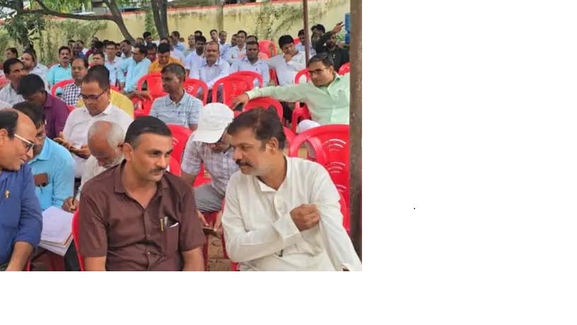 अंबेडकरनगर में डीआईओएस कार्यालय पर धरना-प्रदर्शन करते शिक्षकों की सांकेतिक तस्वीर।
