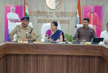अंबेडकरनगर कलेक्ट्रेट में उद्योग और व्यापार योजनाओं की समीक्षा बैठक करतीं जिलाधिकारी ईशा प्रिया।