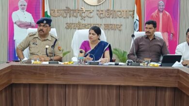 अंबेडकरनगर कलेक्ट्रेट में उद्योग और व्यापार योजनाओं की समीक्षा बैठक करतीं जिलाधिकारी ईशा प्रिया।