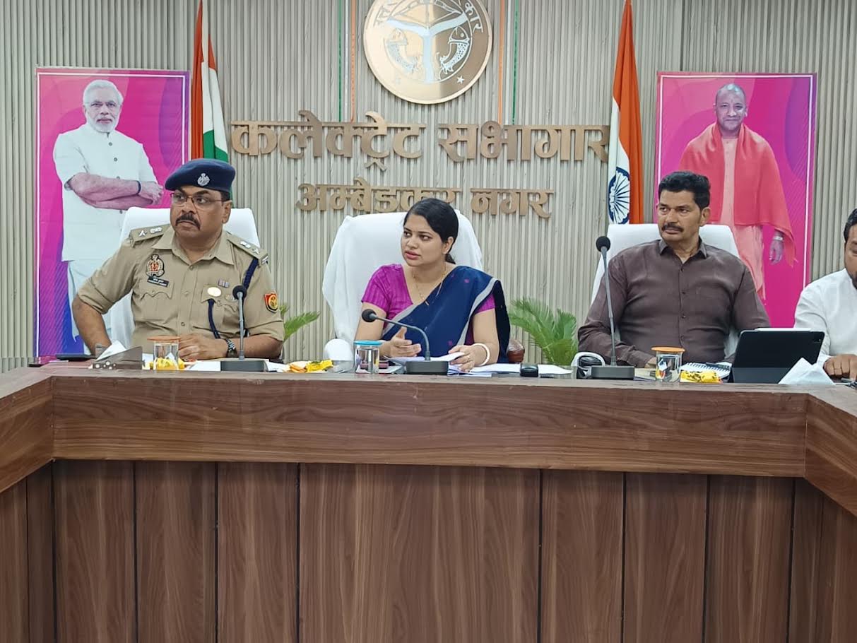 अंबेडकरनगर कलेक्ट्रेट में उद्योग और व्यापार योजनाओं की समीक्षा बैठक करतीं जिलाधिकारी ईशा प्रिया।