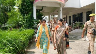 अंबेडकरनगर में UPTET-2026 परीक्षा केंद्रों का निरीक्षण करतीं डीएम और एसपी