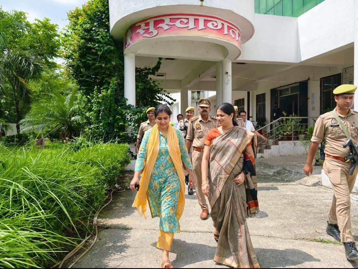 अंबेडकरनगर में UPTET-2026 परीक्षा केंद्रों का निरीक्षण करतीं डीएम और एसपी