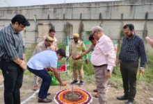 अंबेडकरनगर में वृक्षारोपण महायज्ञ के दौरान पौधे लगाते अधिकारी और छात्र-छात्राएं।
