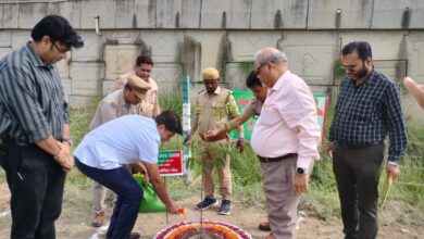 अंबेडकरनगर में वृक्षारोपण महायज्ञ के दौरान पौधे लगाते अधिकारी और छात्र-छात्राएं।