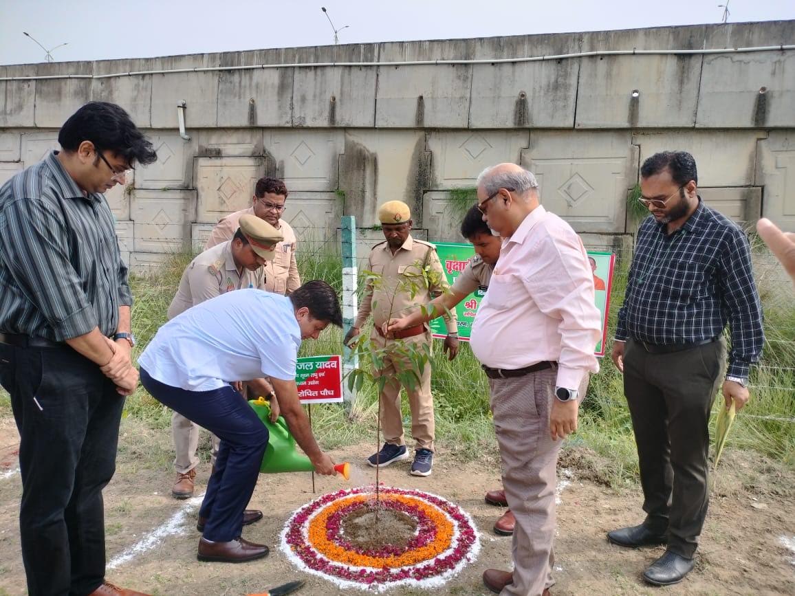 अंबेडकरनगर में वृक्षारोपण महायज्ञ के दौरान पौधे लगाते अधिकारी और छात्र-छात्राएं।