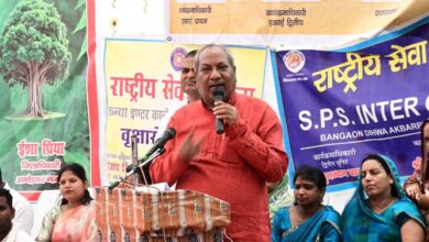 अंबेडकरनगर के लोहझरा गांव में ‘एक पेड़ मां के नाम’ अभियान के तहत पौधारोपण का दृश्य।