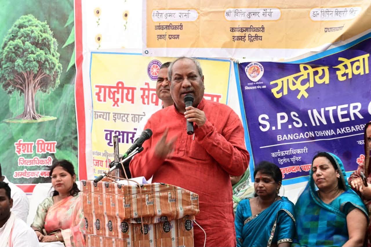 अंबेडकरनगर के लोहझरा गांव में ‘एक पेड़ मां के नाम’ अभियान के तहत पौधारोपण का दृश्य।