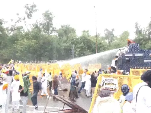 चंडीगढ़ में अमृतपाल सिंह की रिहाई की मांग को लेकर प्रदर्शन और पुलिस कार्रवाई की तस्वीर।