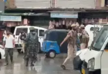 अनंतनाग के लाल चौक क्षेत्र में आतंकी हमले के बाद तैनात सुरक्षा बल और चलाया जा रहा सर्च ऑपरेशन।