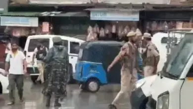 अनंतनाग के लाल चौक क्षेत्र में आतंकी हमले के बाद तैनात सुरक्षा बल और चलाया जा रहा सर्च ऑपरेशन।