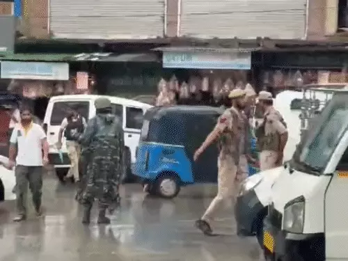 अनंतनाग के लाल चौक क्षेत्र में आतंकी हमले के बाद तैनात सुरक्षा बल और चलाया जा रहा सर्च ऑपरेशन।