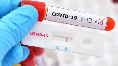 अस्पताल में स्वास्थ्यकर्मी कोरोना जांच के लिए सैंपल लेते हुए।