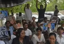 लखनऊ के इको गार्डन में पेपर लीक और छात्रों के समर्थन में धरना देते आजाद समाज पार्टी के कार्यकर्ता।