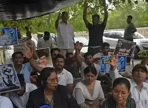 लखनऊ के इको गार्डन में पेपर लीक और छात्रों के समर्थन में धरना देते आजाद समाज पार्टी के कार्यकर्ता।