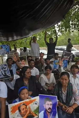 लखनऊ के इको गार्डन में पेपर लीक और छात्रों के समर्थन में धरना देते आजाद समाज पार्टी के कार्यकर्ता।