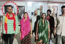औरैया में मृत समझे जाने के बाद जिंदा घर लौटे युवक से मिलते परिजन।