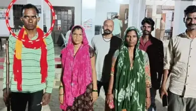 औरैया में मृत समझे जाने के बाद जिंदा घर लौटे युवक से मिलते परिजन।