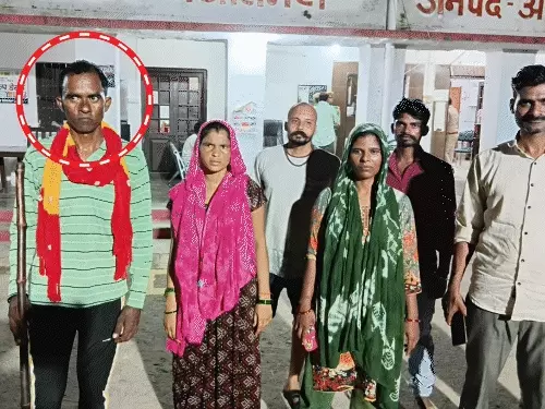 औरैया में मृत समझे जाने के बाद जिंदा घर लौटे युवक से मिलते परिजन।