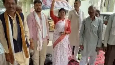 लखनऊ में चकबंदी आयुक्त कार्यालय के बाहर प्रदर्शन करते किसान।