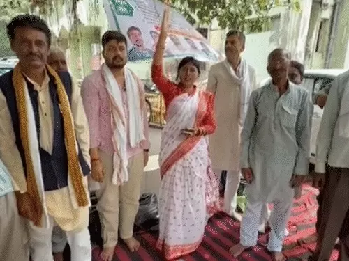 लखनऊ में चकबंदी आयुक्त कार्यालय के बाहर प्रदर्शन करते किसान।