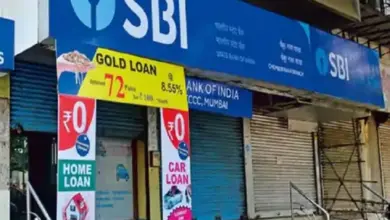 बैंक शाखा के बाहर लगा बैंक हॉलिडे का सूचना बोर्ड।