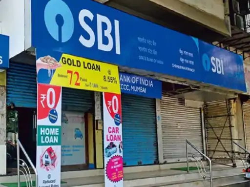बैंक शाखा के बाहर लगा बैंक हॉलिडे का सूचना बोर्ड।