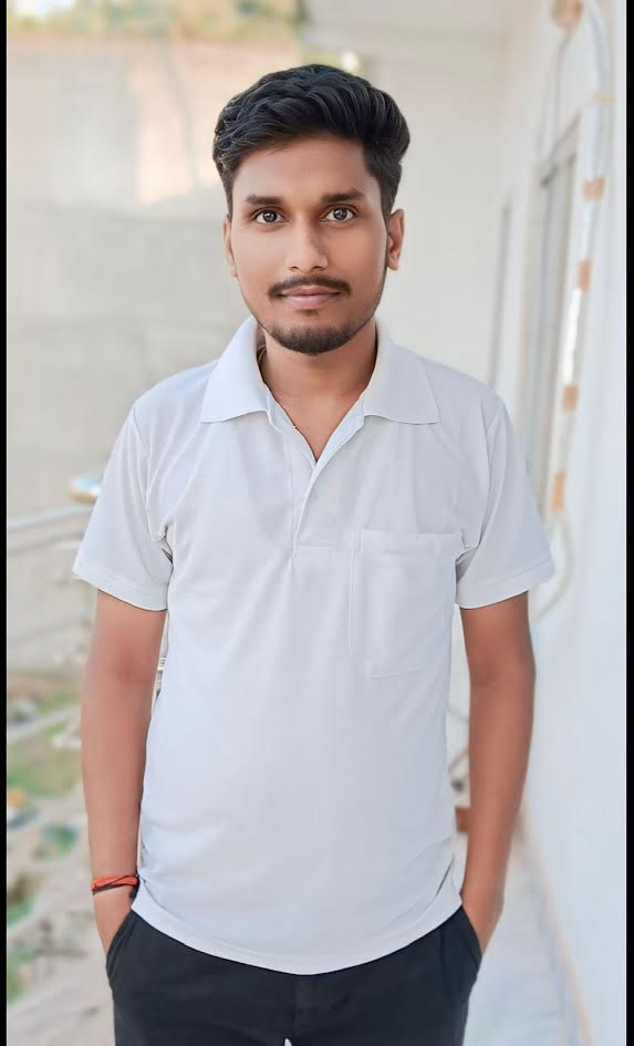 अंबेडकरनगर के कुतुआपुर निवासी आदित्य वर्मा, जिनका कृषि विभाग में टेक्निकल असिस्टेंट पद पर चयन हुआ