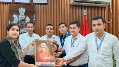अंबेडकरनगर में डीएम और एसपी से शिष्टाचार भेंट करते ग्रामीण पत्रकार एसोसिएशन के प्रतिनिधिमंडल की तस्वीर।