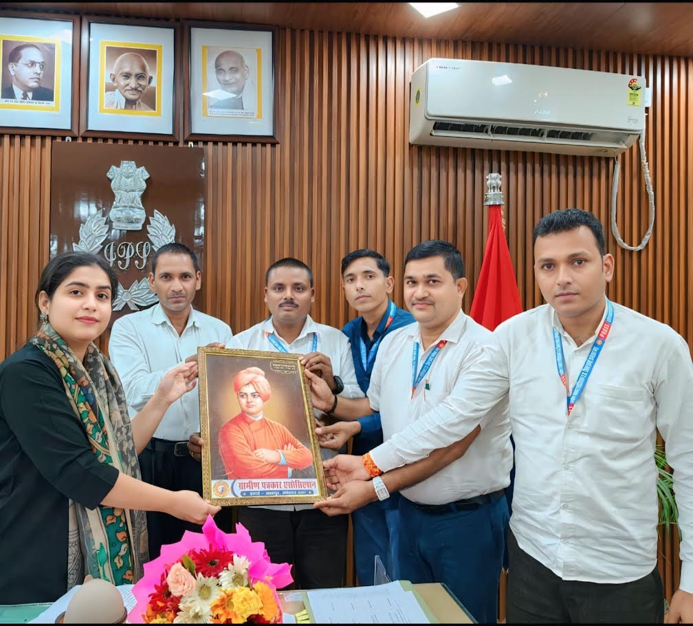 अंबेडकरनगर में डीएम और एसपी से शिष्टाचार भेंट करते ग्रामीण पत्रकार एसोसिएशन के प्रतिनिधिमंडल की तस्वीर।