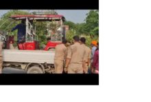 अंबेडकरनगर के न्योतरिया बाइपास पर ट्रेलर और ई-रिक्शा की टक्कर के बाद दुर्घटनास्थल का प्रतीकात्मक दृश्य।