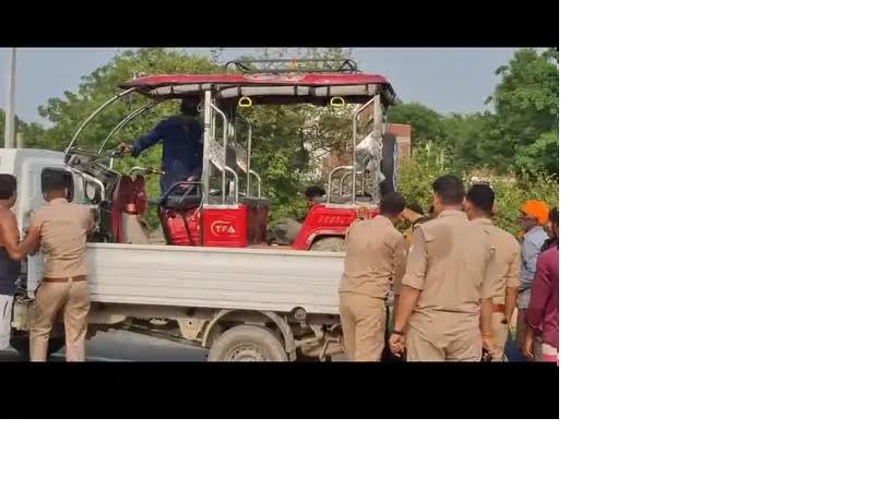 अंबेडकरनगर के न्योतरिया बाइपास पर ट्रेलर और ई-रिक्शा की टक्कर के बाद दुर्घटनास्थल का प्रतीकात्मक दृश्य।