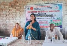 अंबेडकरनगर के बिंदेश्वर एकेडमी में बच्चों को पॉक्सो कानून और बाल अधिकारों की जानकारी देते हुए अधिकारी।