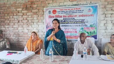 अंबेडकरनगर के बिंदेश्वर एकेडमी में बच्चों को पॉक्सो कानून और बाल अधिकारों की जानकारी देते हुए अधिकारी।