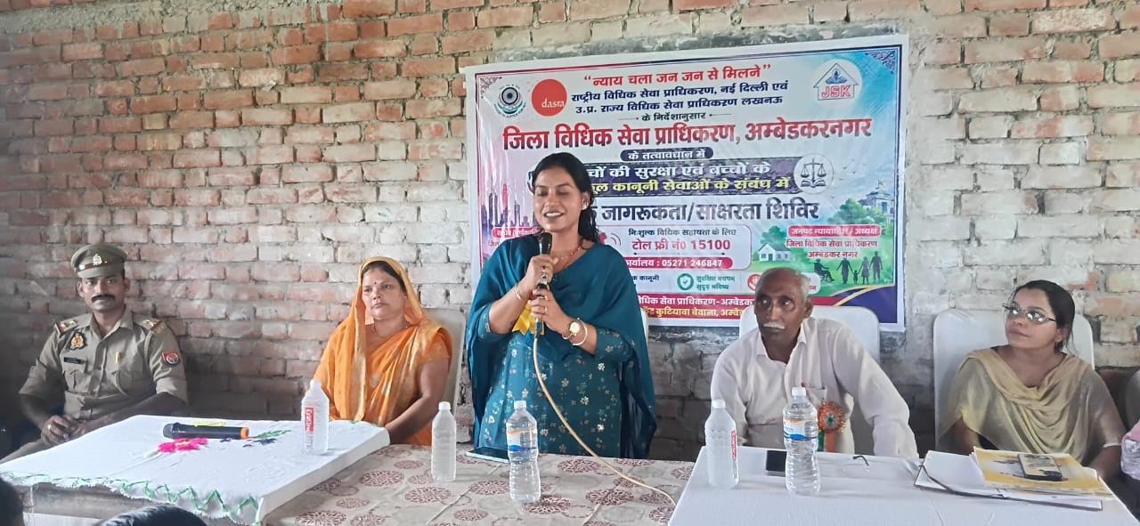 अंबेडकरनगर के बिंदेश्वर एकेडमी में बच्चों को पॉक्सो कानून और बाल अधिकारों की जानकारी देते हुए अधिकारी।