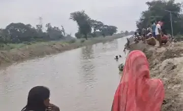 अंबेडकरनगर के सम्मनपुर क्षेत्र में नहर में लापता युवती की तलाश करते पुलिसकर्मी और गोताखोर।