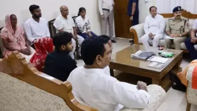 गाजियाबाद में पीड़ित परिवार से मुलाकात कर उन्हें सांत्वना देते मुख्यमंत्री योगी आदित्यनाथ।