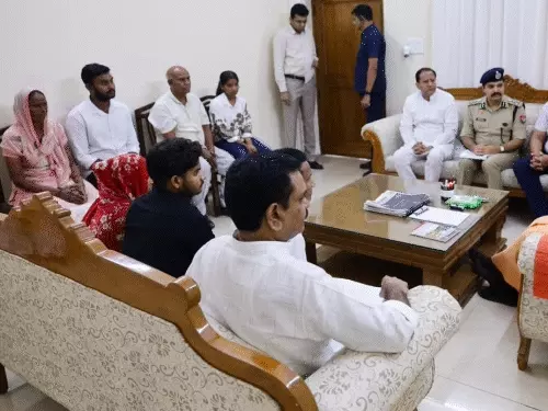 गाजियाबाद में पीड़ित परिवार से मुलाकात कर उन्हें सांत्वना देते मुख्यमंत्री योगी आदित्यनाथ।