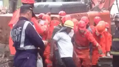 भिवंडी में ढही चार मंजिला इमारत के मलबे में रेस्क्यू करती NDRF टीम
