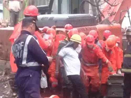 भिवंडी में ढही चार मंजिला इमारत के मलबे में रेस्क्यू करती NDRF टीम