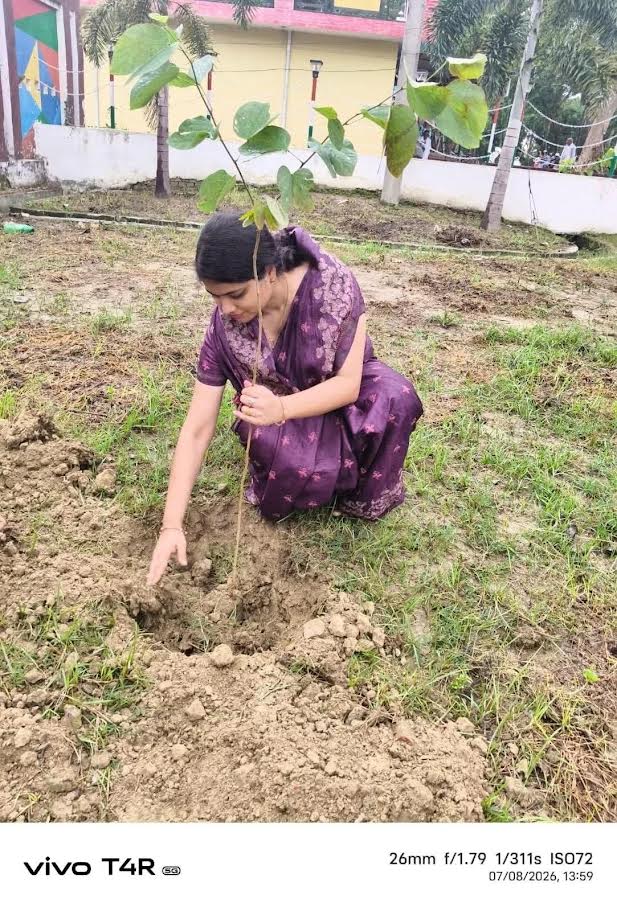 अम्बेडकरनगर की जिलाधिकारी ईशा प्रिया आवास परिसर में कचनार का पौधा रोपित करती हुईं।