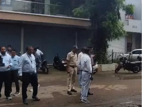 धार में भोजशाला के पास नमाज स्थल पर चल रही प्रशासनिक तैयारियों का दृश्य