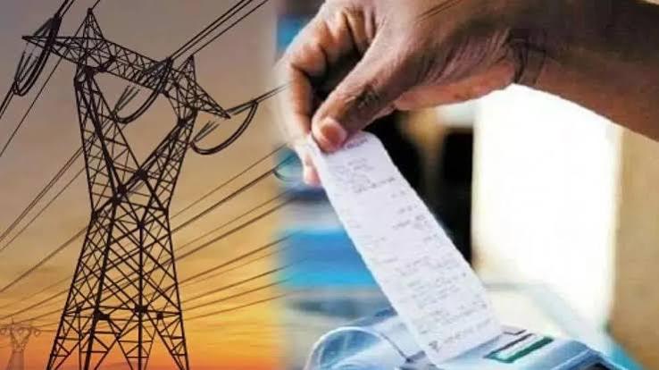 अंबेडकरनगर में बढ़े हुए लोड के नाम पर अतिरिक्त शुल्क वाले बिजली बिल को देखते उपभोक्ता।