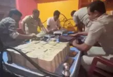 पश्चिम बंगाल के बीरभूम में पुलिस द्वारा बरामद करोड़ों रुपये की नकदी और सोने की सांकेतिक तस्वीर।