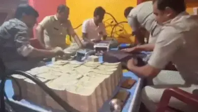 पश्चिम बंगाल के बीरभूम में पुलिस द्वारा बरामद करोड़ों रुपये की नकदी और सोने की सांकेतिक तस्वीर।